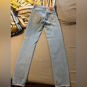 710 Super Skinny Levi’s - light wash distressed